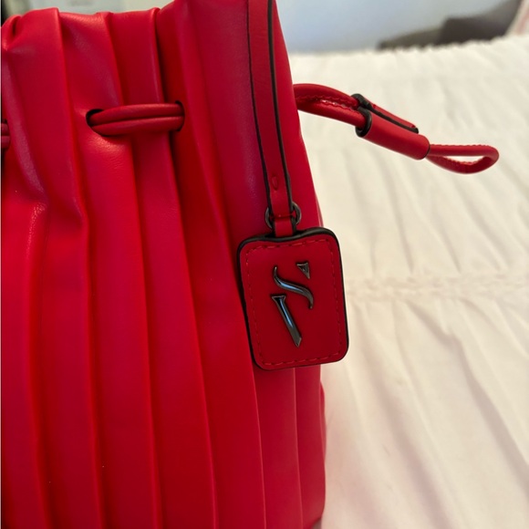 Vera Wang Barrel Bag - Picture 2 of 6